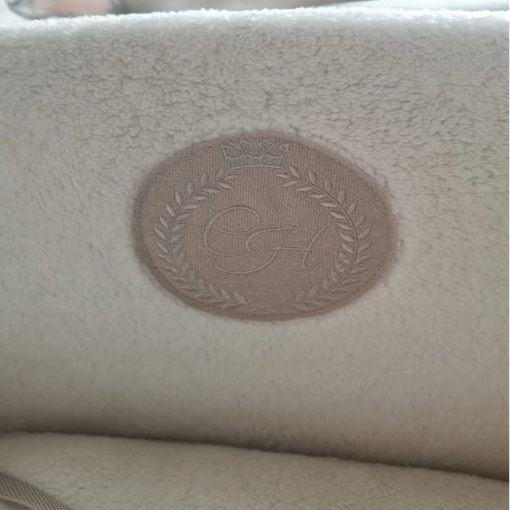 Chloe's Home Car Bed Tallinn for Dogs and Cats (Ecru)